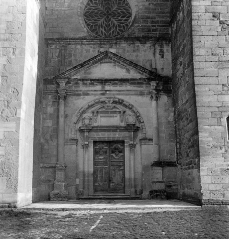 Grignan. - Le porche de la collégiale Saint-Sauveur.