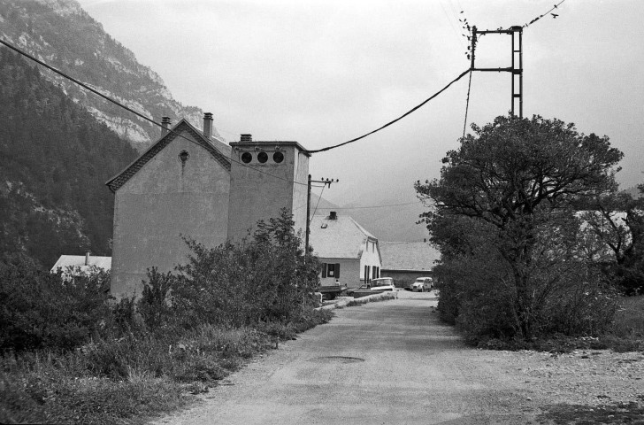 Lus-la-Croix-Haute. - Transformateur et fils EDF au hameau de la Jarjatte.