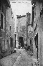 Étoile-sur-Rhône.- La porte du château des Poitiers du XIIIe siècle et remaniée au XV et XVIe siècle.