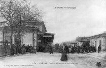 Romans-sur-Isère.- Passagers à l'arrivée d'un train