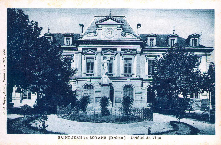 La mairie et le monument aux Morts.