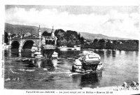 Le pont partiellement détruit le 22 juin 1940 par l'armée française.