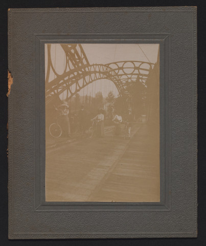 Promenade à vélo sur un pont.