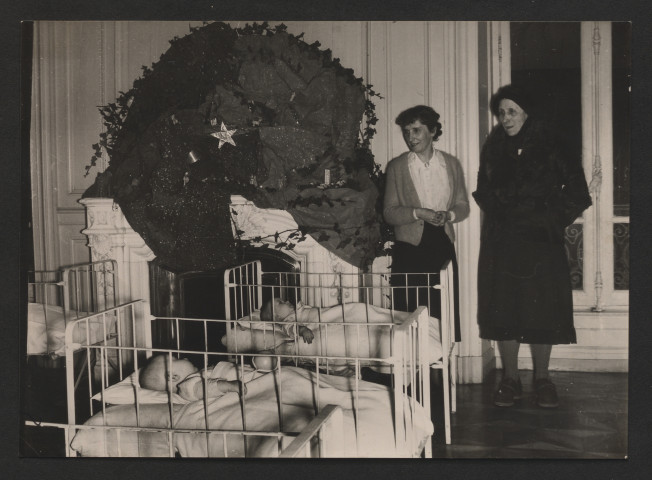 Madame Perrin (directrice du foyer) et une autre femme au nouvel an.