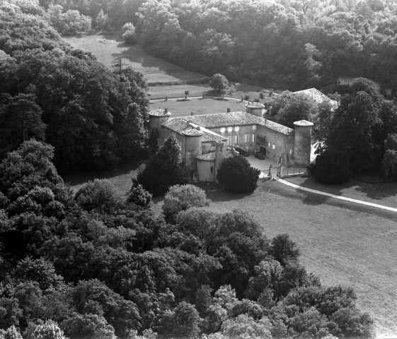 Vue aérienne du château de la Gardette maison forte du XIIIe siècle, remaniée au XVIe siècle.