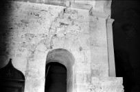 Montclar-sur-Gervanne.- L'arc entre le transept sud et la nef de l'église Saint-Marcel.