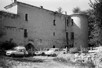 Montjoux. - La façade nord du château (XVe s.).