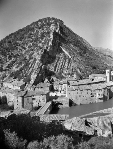 Les Pilles. - Vue aérienne du village et du pont sur la rivière l'Eygues