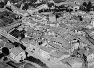 Vue aérienne d'une partie de la ville, quai Sainte-Claire au premier plan.