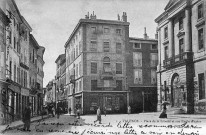 La rue Émile Augier, à droite le théâtre.