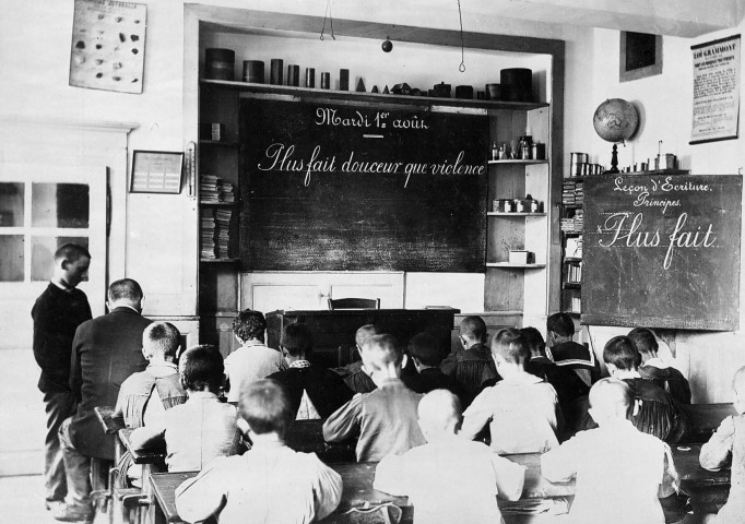 Damvillers (Meuse).- Leçon d'écriture à l'école de garçons.