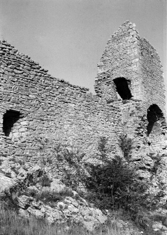 Châteauneuf-du-Rhône.- Remparts et château de Montpensier au nord de la ville.