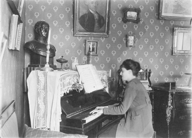 Charols, château de Salettes. - Marthe de Courtois jouant du piano dans le salon.
