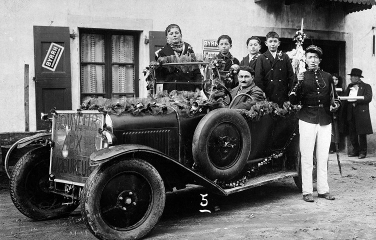 Char automobile à la fête des Laboureurs.