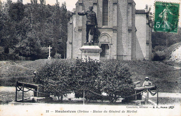 La statue du général Joseph de Miribel devant l'église Saint-Martin (1897).