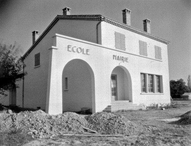 Les Tourrettes. - La mairie et l'école au hameau le Logis Neuf.