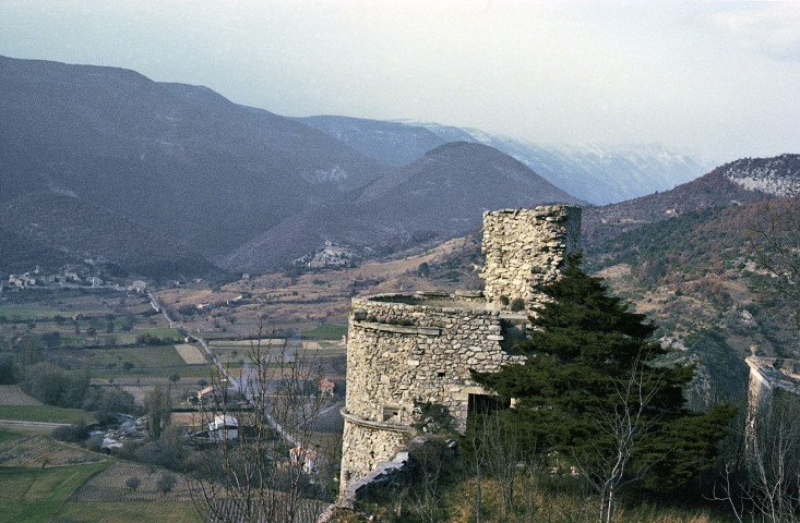 Montbrun-les-Bains.- Restes de la tour sud-est du château.