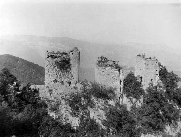 Rochechinard.- Les ruines du château.