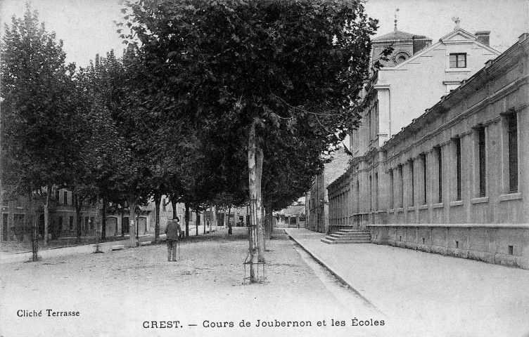 Crest. - Le cours de Joubernon, à droite l'école Charles Royannez.