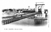 Le pont suspendu sur le Rhône.