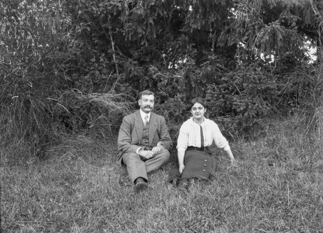 Charols, château de Salettes. - Geneviève Bizalion et Joseph Paturle, fiancés, assis dans l'herbe, regardant le photographe.