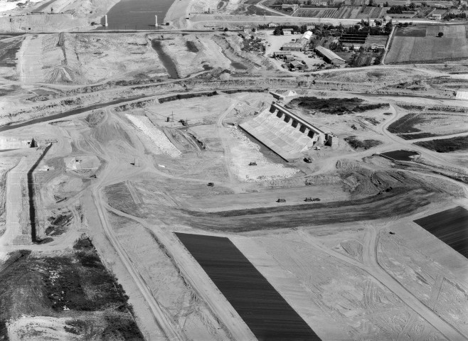 Vue aérienne des travaux du canal du Rhône à l'embouchure du Roubion.