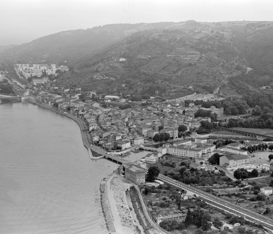 Vue aérienne de la ville et de l'embouchure de la Galaure.