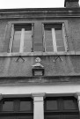 Ponsas. - Détail de la façade de la mairie.