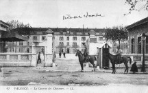 Soldats du 13e chasseurs à cheval devant la caserne Latour-Maubourg.