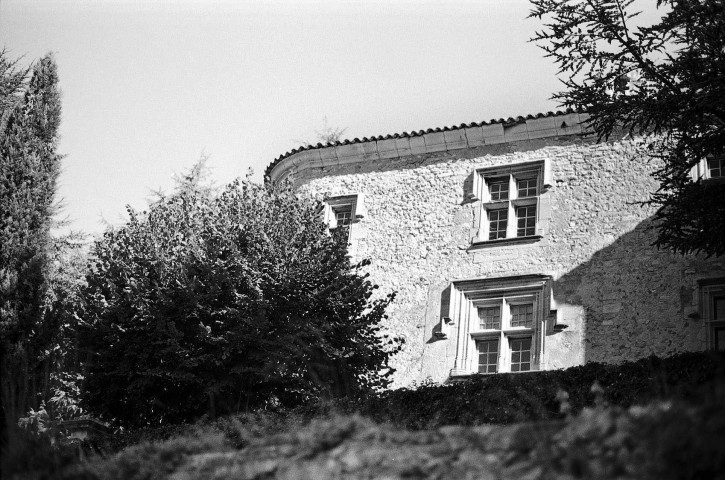 Montjoux. - La façade sud du château (XVe s.).