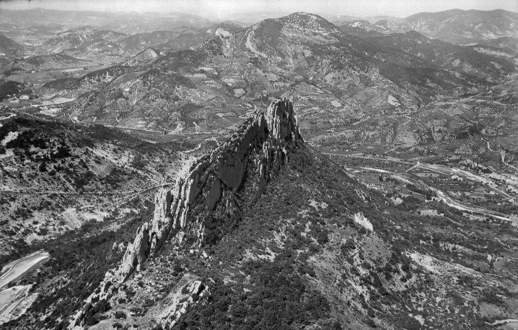 Buis-les-Baronnies.- Vue aérienne du rocher Saint-Julien.