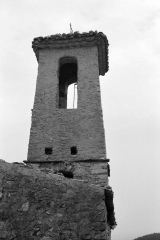 Rochebrune. - La face ouest du clocher de l'église Saint-Michel.