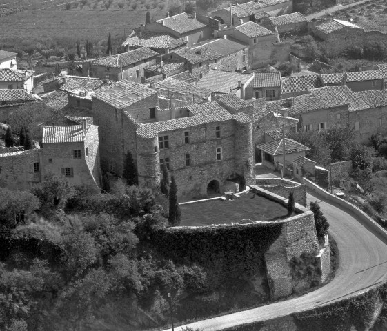 Vue aérienne du château et d'une partie du village.