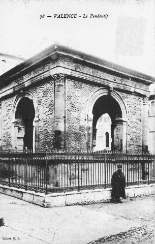 Le Pendentif, monument funéraire (XVIe siècle).