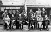 Jeunes gens de la classe de 1933.