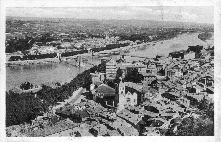 Vue panoramique de la ville et de Tournon (Ardèche).