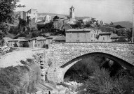 Sainte-Jalle.- Vue du château et du pont sur le ruisseau l'Ennuyé.