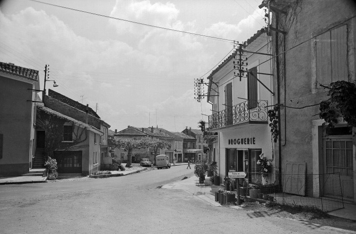 Tulette.- Place Raoul Couston.