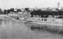 Vue générale de la ville et des quais du Rhône.