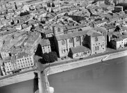 Vue aérienne de la collégiale Saint-Barnard.