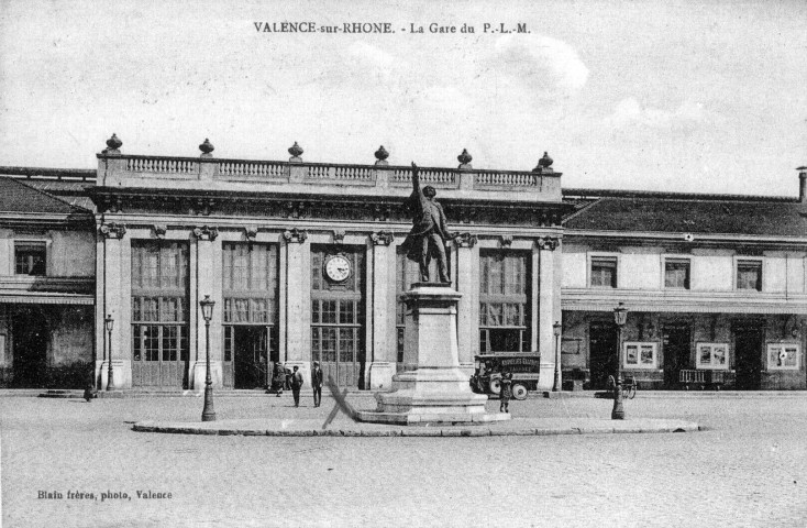 La statue de Désiré Bancel (1897) devant la gare.