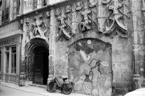 Valence.- Détail de la façade sur cour de la Maison des Têtes.