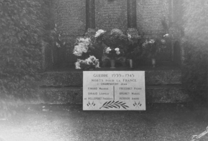 Non numéroté. Lieu : Saint-Barthélémy-de-Vals, gros plan de la plaque commémorative de la guerre 1939-1945 devant le monuments aux morts 1914-1918 situé dans le cimetière.