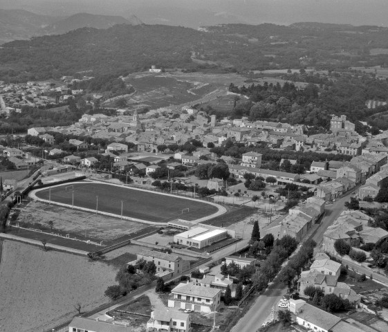 Vue aérienne d'une partie de la ville, au premier plan le stade.