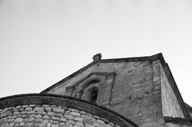 La Garde-Adhémar. - Détail du pignon ouest de l'église Saint-Michel (XIe s.).