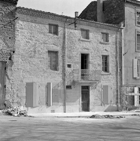 Étoile-sur-Rhône.- Rénovation de maison place de la République.