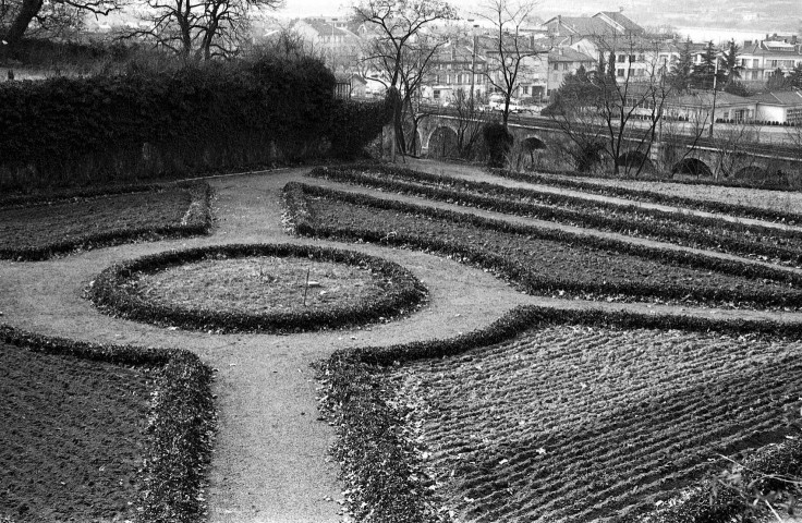 Saint-Vallier. - Le jardin au sud du château.