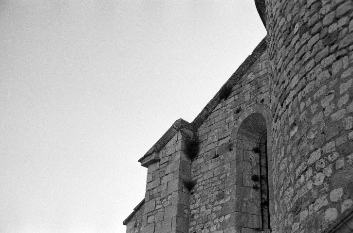 La Garde-Adhémar. - Fenêtre du bas côté nord de l'église Saint-Michel (XIe s.).