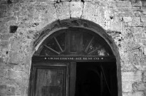 Aurel.- Inscription au dessus du porche de l'église Sainte-Catherine.