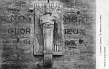 Chabeuil.- Le monument aux morts sur la porte fortifiée.